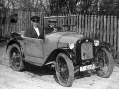 Foto: offener Kleinwagen mit zwei Männern darin.