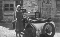 Foto: offener Kleinwagen mit Dame im Werkstatt–Hof.