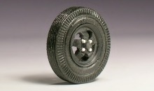 Rad mit Reifen, die Felge hat fünf Löcher und Mutternimitationen aus Polystyrol.