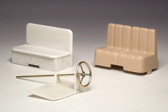 Messing–Lenkrad mit drei Speichen auf Kunststoffplatte, zwei Sitzbänke.