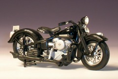Modellfoto: schwarzes Motorrad mit breiten Reifen und Einzelsattel.