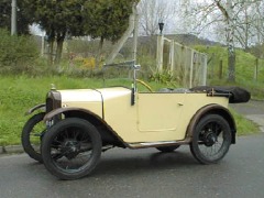 Vorbildfoto: Kleinwagen mit sandfarbener Karosserie und weinroten Kotflügeln.