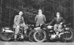 Foto: zwei Horex T5–Motorräder, drei Herren, zwei im Sattel, einer dahinter.