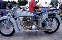 Graublaues Motorrad mit Boxer–Motor und großem Schwungrad (Foto: Joachim Fritz).