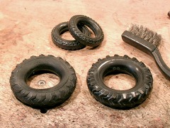 Die Traktor–Reifen: Der linke ist mit der Stahlbürste stumpf geschliffen.