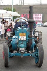Foto: blauer Lanz Bulldog–Traktor, genau von vorne gesehen.