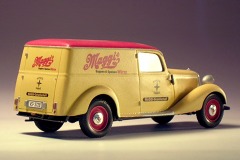 Modellfoto: gelber Lieferwagen mit rotem Dach schräg von hinten, mit roter Aufschrift „Maggi”.