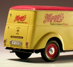 Modellfoto: Hintere Hälfte eines gelben Lieferwagens mit Werbeaufschrift „Maggi” an den Seitenwänden und der Hecktür.