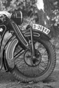 Detailfoto eines Motorrad mit gebogenem Kennzeichen auf dem vorderen Schutzblech.