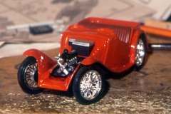 Foto: halb montiertes, rotes Auto–Modell.