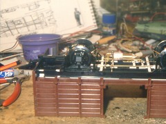 Modellbahn–Güterwagen beim Bau, links dahinter ein Plastikschälchen.