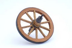 Modellfoto: hölzernes Karrenrad mit zehn Speichen und Metall–Radreifen.