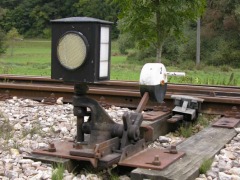 Stellbock und Weichensignal an einer Meterspurweiche.