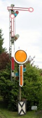 Formsignale in Bundesbahn–Ausführung (Foto Vorsignal und Hauptsignal).