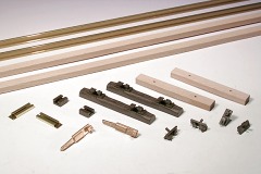 Lange Schienen– und Schwellenprofile, zahlreiche Kleinteile für den Gleisbau, Holz– und Kunststoff–Schwellen.