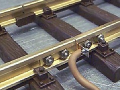 Modellfoto: geschraubte Laschen als Schienenverbinder, mit zusätzlicher Lasche für angelötetes Kabel.