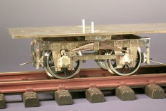 Modell aus Messing: Zweiachsiges Personenwagen–Drehgestell, gebremst, im Rohbau.
