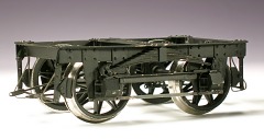Modellfoto: schwarz lackiertes Personenwagen–Drehgestell.