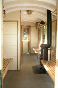 Innenraum eines Feldbahn–Wagens mit Ofenheizung.