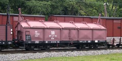 Vierachsiger Klappdeckelwagen der Preßnitztalbahn mit Heberlein–Bremse.