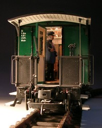 Personenzugwagen mit offener Tür, von der Stirnseite aus gesehen, beleuchtet.
