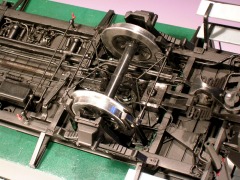 Modellfoto: Blick von unten auf das Fahrwerk eines Personenwagens.