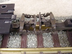 Foto: Modellkupplungen mit am Puffer angebrachter Ausgleichswaage an Waggons.