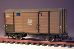 Modellfoto: der Güterwagen von der Seite gesehen.