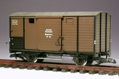 Modell: Gedeckter Güterwagen mit braun lackiertem Bretteraufbau.