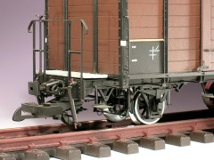 Gedeckter Güterwagen (Eigenbau) bei der Bremserbühne mit einer Trittstufe.