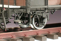 Modellfoto: Ausschnitt eines gedeckten Güterwagens im Bereich der einen Achslagerung.