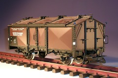 Modell–Foto: Schmalspur–Klappdeckelwagen (Eigenbau, 1 zu 22,5).