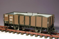 Hochbord–Güterwagen, schwarz abgesetzte Profile am Wagenkasten, Kohleladung.