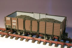 Modellfoto: Hochbord–Güterwagen mit Kohleladung schräg von oben.
