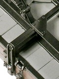 Modellfoto: Wagenkastenstütze und innerer Fahrwerks–Querträger von unten außen gesehen.