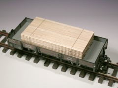 Modellfoto: Niederbordwagen mit Bretter–Ladung schräg von oben gesehen.