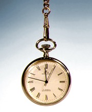 Silberne Taschenuhr mit römischen Ziffern an einer Uhrkette.