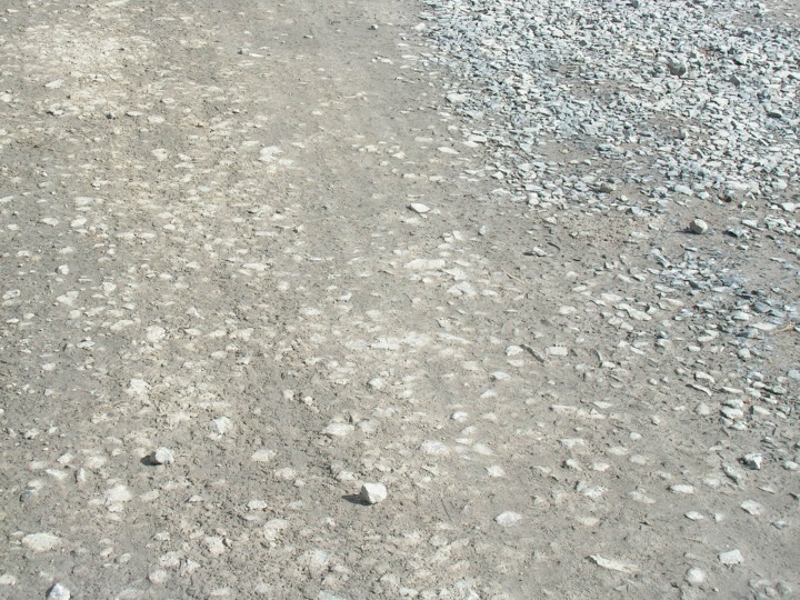 Foto einer Schotterstraße mit Makadamdecke.