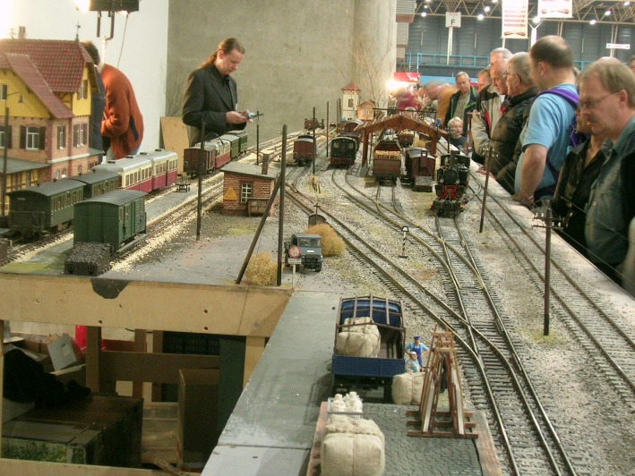 Ein kleiner Bahnhof mit vielen Fahrzeugen auf etwa zwölf Metern Länge.