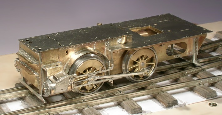Dampflok–Fahrwerk aus Metall im Rohbau (schräg von vorne und oben gesehen).