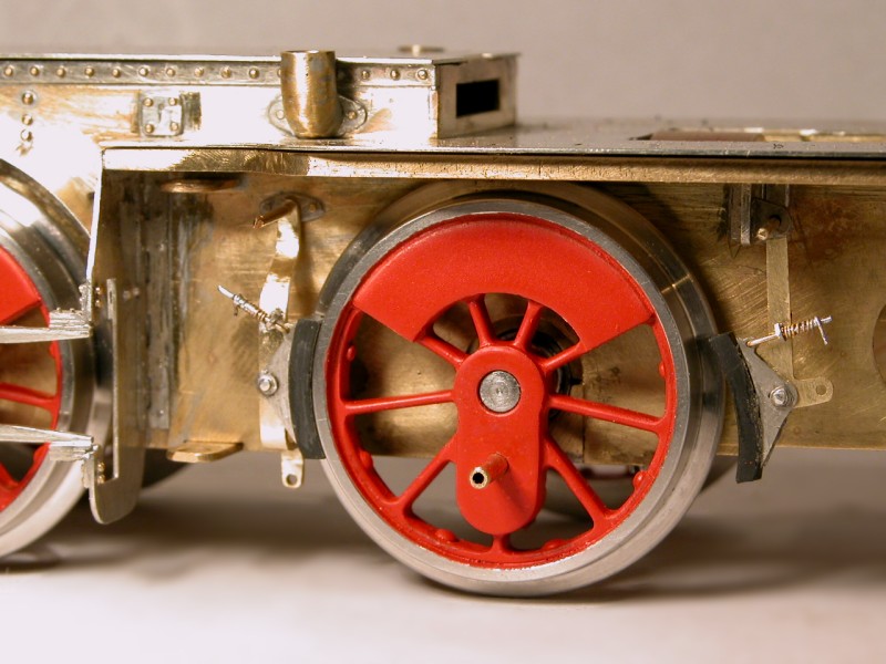 Ein Lokomotivrad an einem Modell im Maßstab 1:22,5, mit rot lackiertem Radstern.
