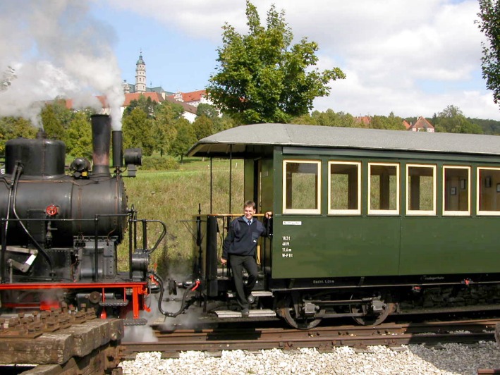 Eine Dampflok mit einem Personenwagen in Neresheim.