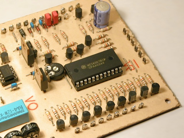 Platine mit elektronischen Bauteilen und einem 16:4:1 Demultiplexer (4067).