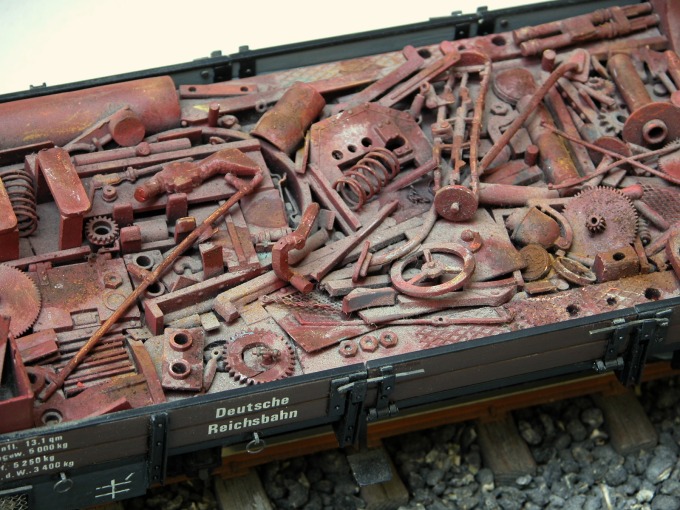 Detailaufnahme: Staubiger, rostiger Schrott auf einem Niederbordwagen.