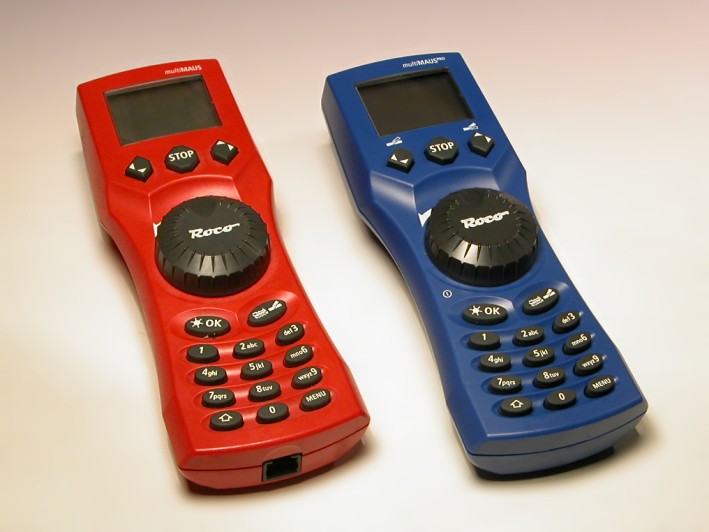 Roco multiMaus (rot) und multiMAUSpro (blau) nebeneinander.