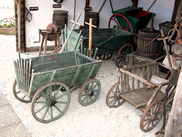 Graugrün gestrichener Karren aus der Zeit um 1930 (Handwagen).