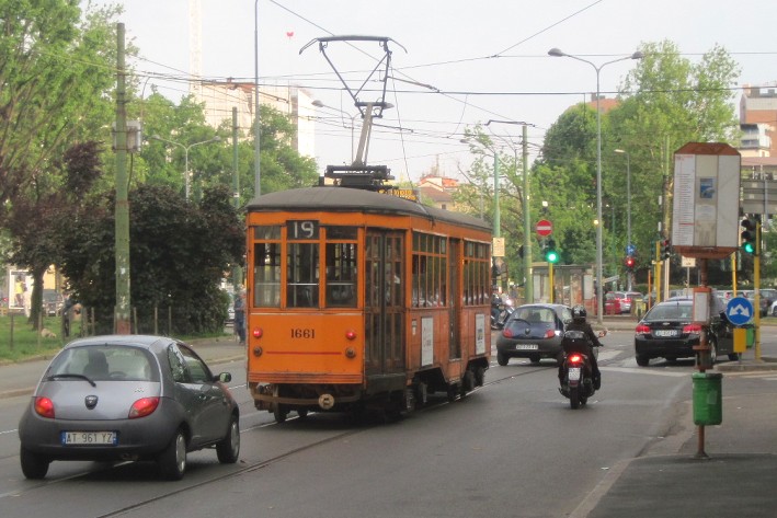Eine über 50 Jahre alte Straßenbahn in Mailand (Foto: 2011).