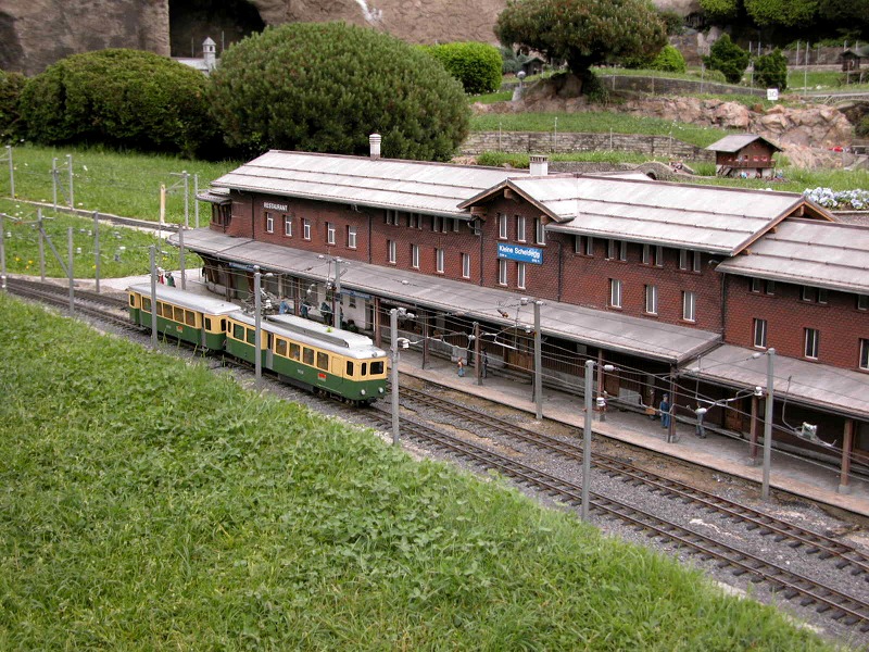 Triebwagen und Beiwagen im Bahnhof „Kleine Scheidegg”.