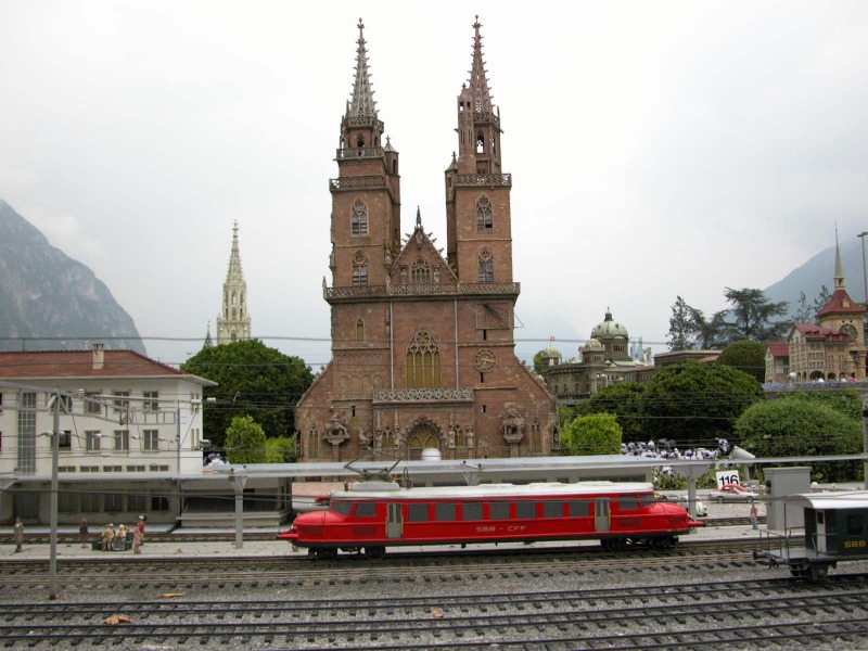 1:25–Modell der ersten „Roter Pfeil”–Serie der SBB im Schweizer Swissminiatur.