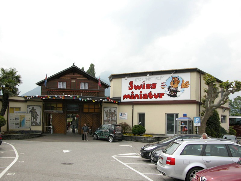 Der Eingang zum Freizeitpark „Swissminiatur”.